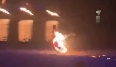 Κίνα: Χορεύτρια παραλίγο να καεί ζωντανή – Έπιασε φωτιά το φόρεμά της – Έτρεξε στη θάλασσα να σωθεί (βίντεο)