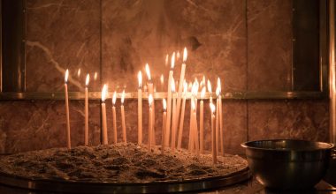 Τα περίεργα έθιμα της Μ.Πέμπτης ανά τον κόσμο: Το μπάνιο πριν ξημερώσει, το αλάτι και… το μέτρημα χρημάτων