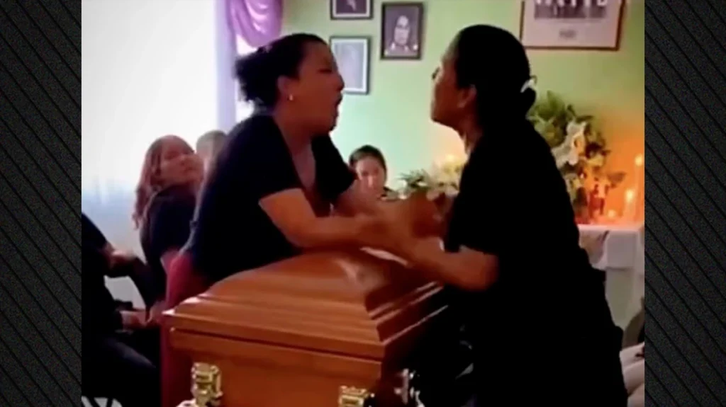 Τα είχε και με τις δύο – Συναντήθηκαν στην κηδεία του και… έγιναν «μαλλιά κουβάρια» πάνω από το φέρετρο (βίντεο)