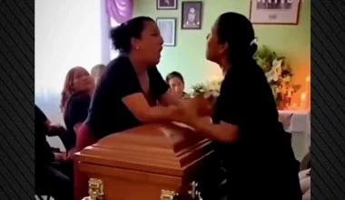 Τα είχε και με τις δύο – Συναντήθηκαν στην κηδεία του και… έγιναν «μαλλιά κουβάρια» πάνω από το φέρετρο (βίντεο)