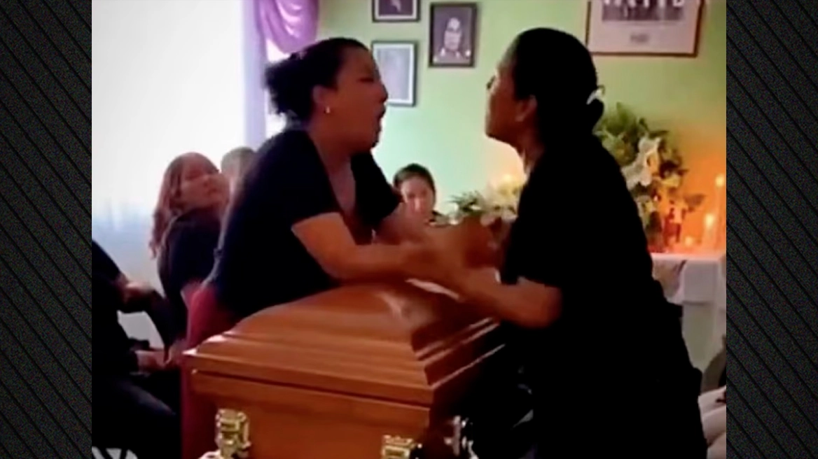 Τα είχε και με τις δύο – Συναντήθηκαν στην κηδεία του και… έγιναν «μαλλιά κουβάρια» πάνω από το φέρετρο (βίντεο)