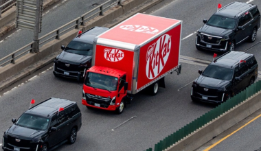 Το διαφημιστικό «τρικ» της KitKat μετά την κλοπή των 12 τόνων σοκολάτας: Φορτηγό κυκλοφορεί με VIP συνοδεία (βίντεο)