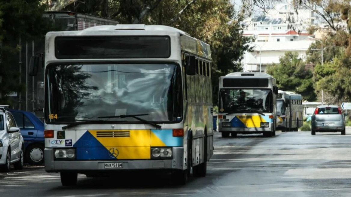 Βούλα: 12χρονη βρέθηκε μόνη της σε λεωφορείο – Έφυγε από το σπίτι λόγω ενδοοικογενειακής βίας