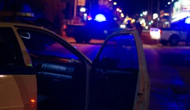 Θήβα: Η αστυνομία κατάσχεσε 7 σπαθιά και 8 μαχαίρια από κατάστημα ψιλικών – Η έρευνα για παράνομες κροτίδες