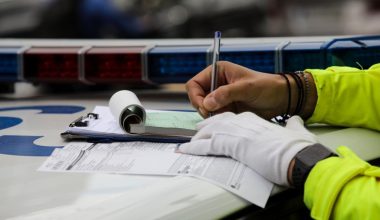 Αμείλικτες οι αρχές με οδηγό που «πιάστηκε» δυο φορές με κινητό: Αφαίρεση διπλώματος για 6 μήνες και επανεξέταση