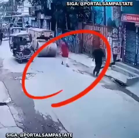 Σοκαριστικό βίντεο από την Ινδία: Οδοστρωτήρας περνάει πάνω από πεζό