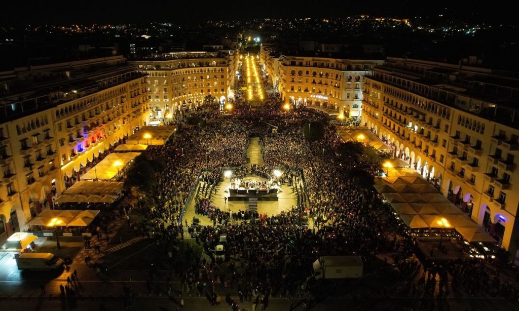 Θεσσαλονίκη: Δείτε την εντυπωσιακή σύναξη των πέντε Επιταφίων στην πλατεία Αριστοτέλους (φώτο)