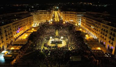 Θεσσαλονίκη: Δείτε την εντυπωσιακή σύναξη των πέντε Επιταφίων στην πλατεία Αριστοτέλους (φώτο)