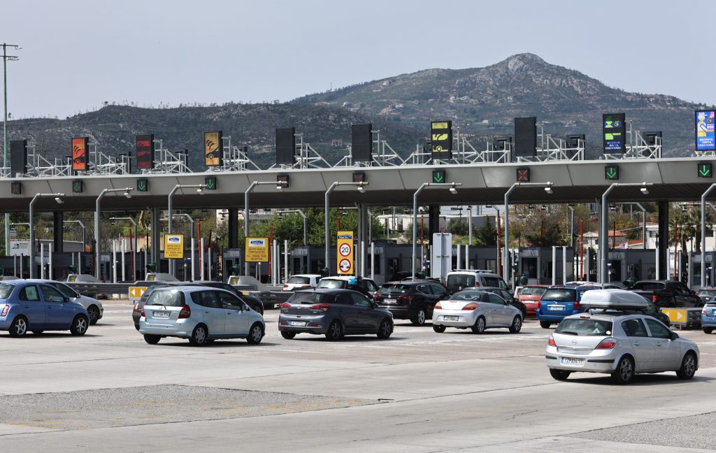 Εγκαταλείπουν την Αθήνα και οι τελευταίοι εκδρομείς του Πάσχα: Καθυστερήσεις στην Αθηνών – Κορίνθου