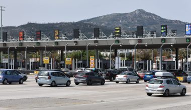 Εγκαταλείπουν την Αθήνα και οι τελευταίοι εκδρομείς του Πάσχα: Καθυστερήσεις στην Αθηνών – Κορίνθου