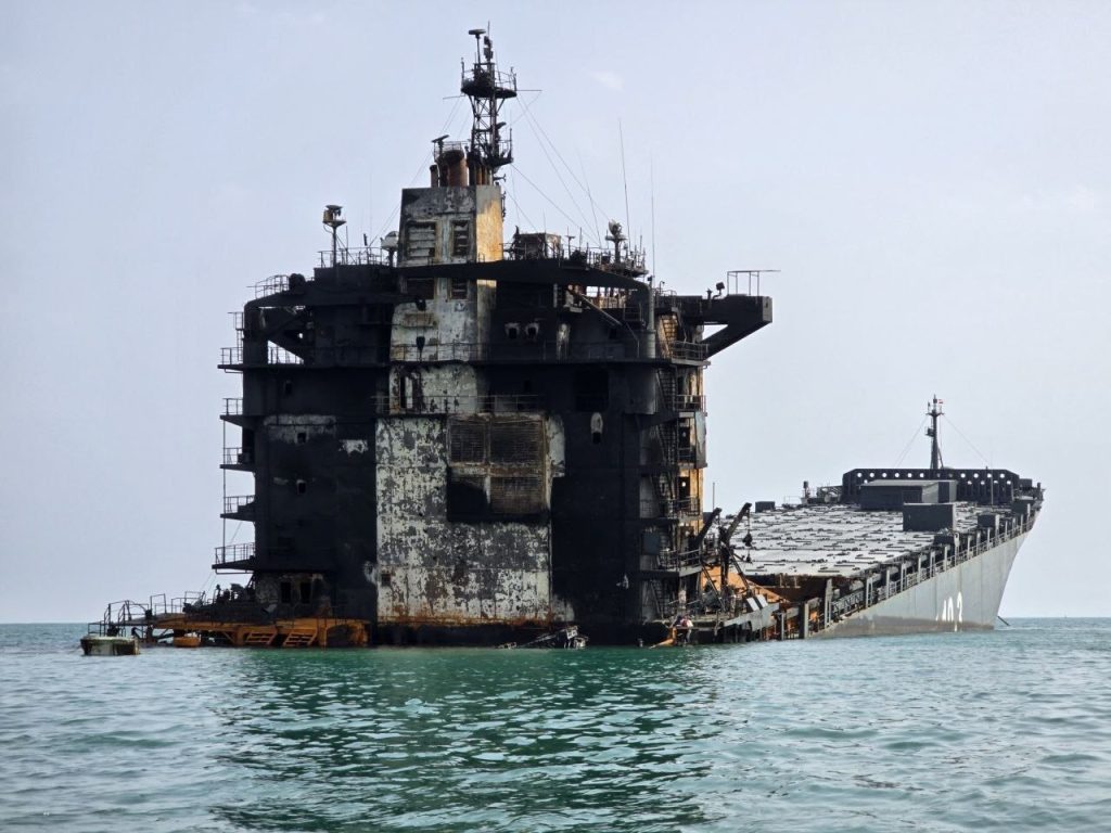 «Στάχτες» έγινε η πλωτή βάση Shahid Mahdavi του Ναυτικού των IRGC μετά τα αμερικανικά πλήγματα: Δείτε φωτογραφίες