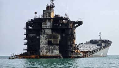 «Στάχτες» έγινε η πλωτή βάση Shahid Mahdavi του Ναυτικού των IRGC μετά τα αμερικανικά πλήγματα: Δείτε φωτογραφίες