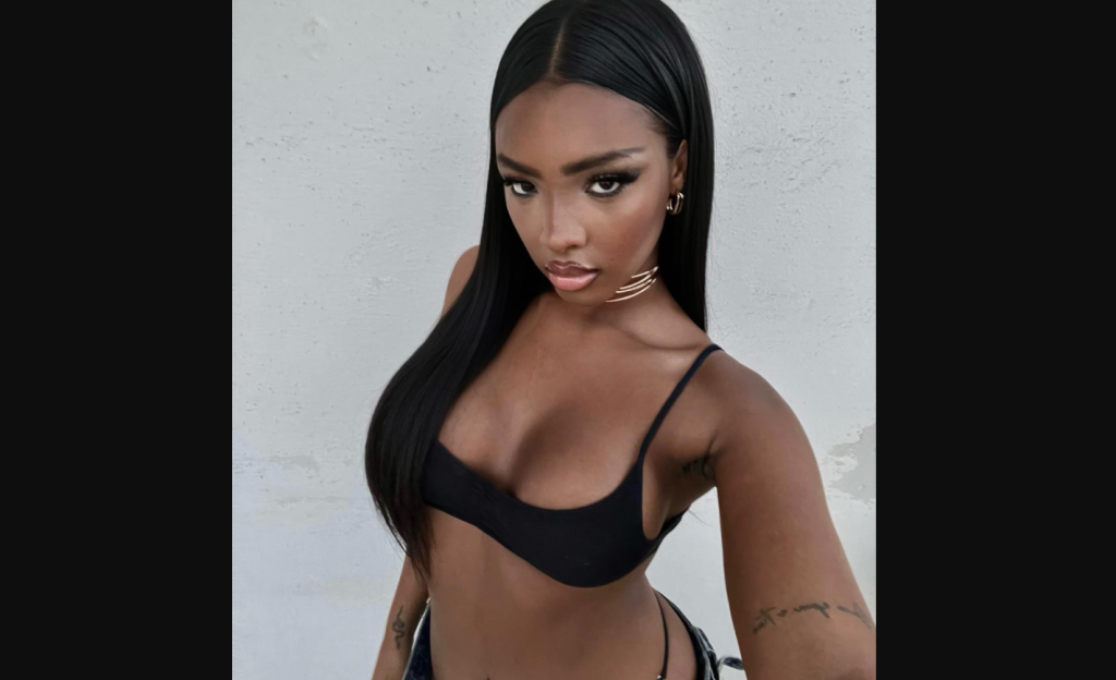 Αναστατώνει τα πλήθη η «χυμώδης» Μπαν Εμπαγέ: Η πασίγνωστη DJ ποζάρει παιχνιδιάρικα με μαύρο μπικίνι – Δείτε βίντεο