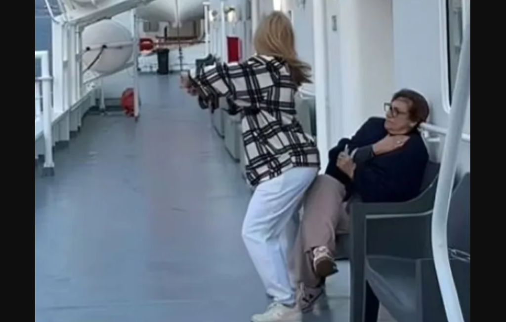 Ξέφρενος χορός της Ντορέττας Παπαδημητρίου σε κατάστρωμα του πλοίου – Δείτε την αντίδραση της μητέρας της (βίντεο)