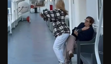 Ξέφρενος χορός της Ντορέττας Παπαδημητρίου σε κατάστρωμα του πλοίου – Δείτε την αντίδραση της μητέρας της (βίντεο)