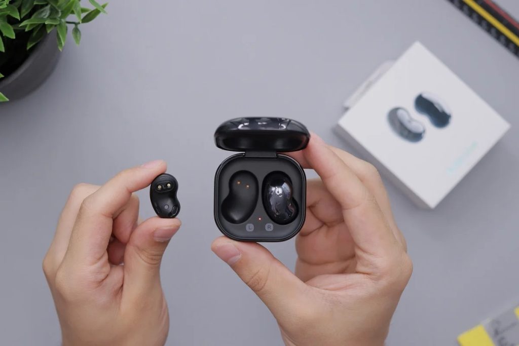 Αμερικανοί νευροχειρουργοί προειδοποιούν για την χρήση των ασύρματων ακουστικών: Οι κίνδυνοι που κρύβουν