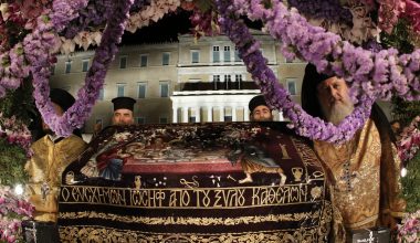 Μεγάλη Παρασκευή: Δείτε τι συμβολίζει το κάθε λουλούδι που χρησιμοποιείται για τον στολισμό του Επιταφίου