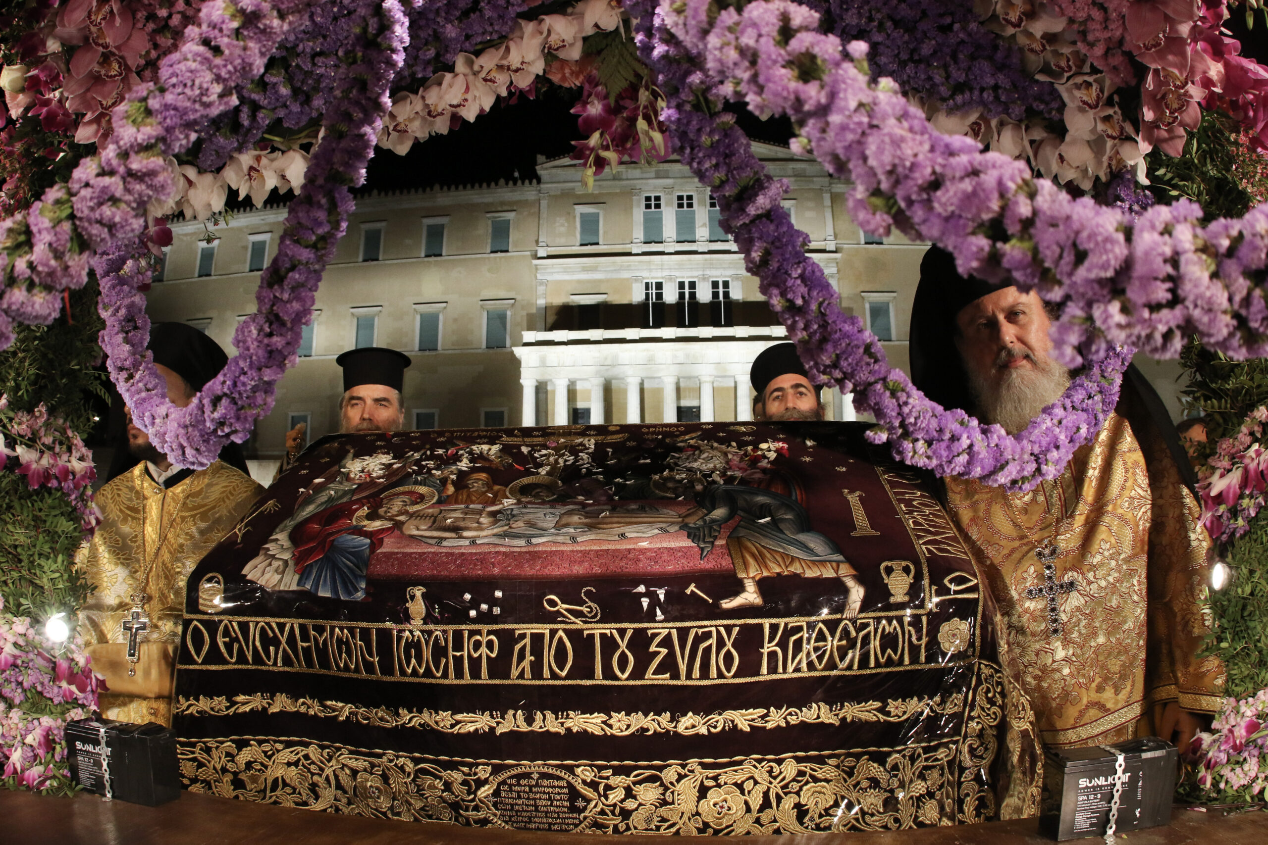 Μεγάλη Παρασκευή: Δείτε τι συμβολίζει το κάθε λουλούδι που χρησιμοποιείται για τον στολισμό του Επιταφίου