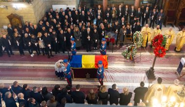 Κλίμα βαθιάς συγκίνησης στην κηδεία του Μιρτσέα Λουτσέσκου: Τραγική φιγούρα ο Ραζβάν (φωτο)