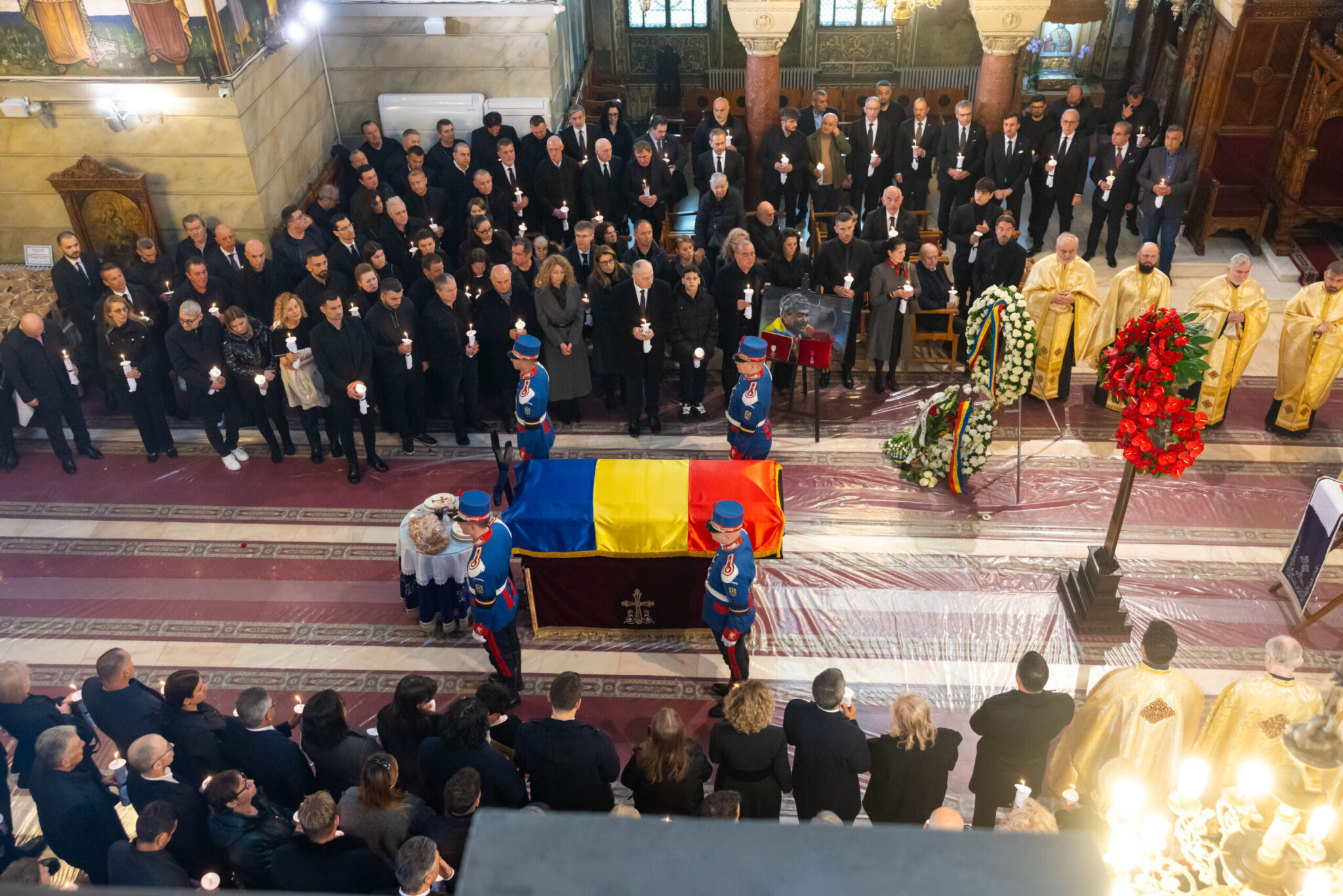 Κλίμα βαθιάς συγκίνησης στην κηδεία του Μιρτσέα Λουτσέσκου: Τραγική φιγούρα ο Ραζβάν (φωτο)