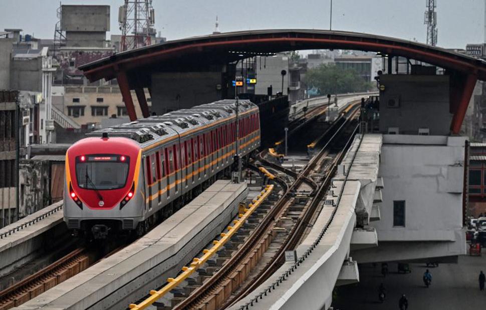 Ιράν: Εμπορικό τρένο διασχίζει την ανακατασκευασμένη γέφυρα στο Κασάν μετά τα αμερικανο-ισραλινά πλήγματα (βίντεο)