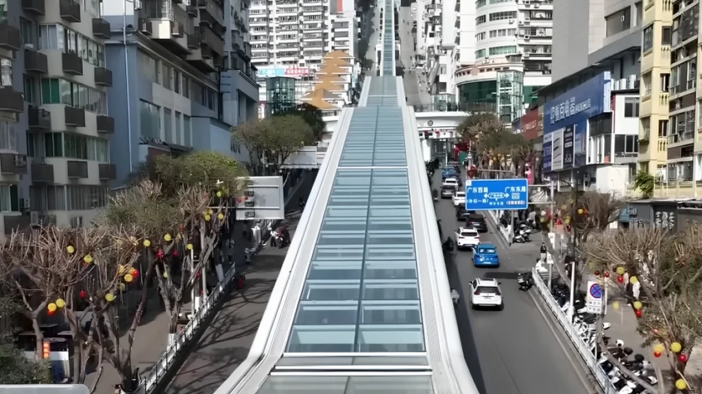 Κίνα: Αυτή είναι η μεγαλύτερη κυλιόμενη σκάλα στον πλανήτη – Έχει μήκος 1 χλμ (φώτο-βίντεο)