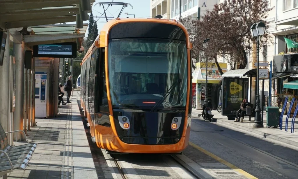 Καλαμάκι: Η στιγμή που μικρό φορτηγάκι συγκρούεται με τραμ – Δείτε βίντεο