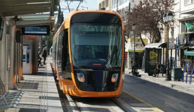 Καλαμάκι: Η στιγμή που μικρό φορτηγάκι συγκρούεται με τραμ – Δείτε βίντεο