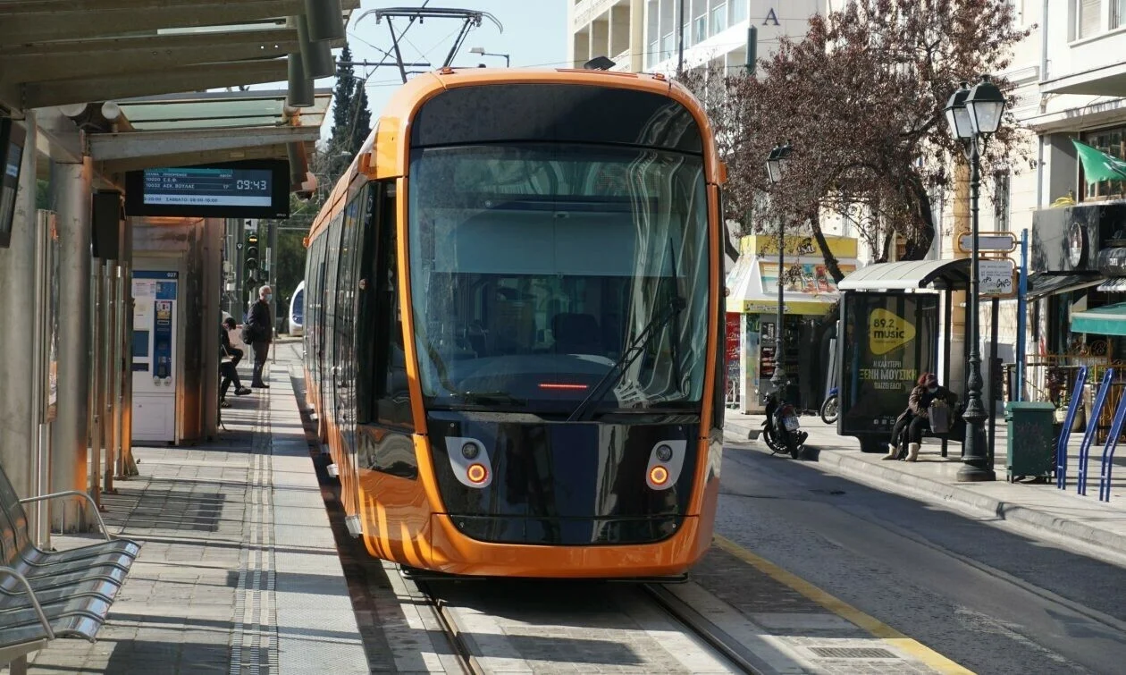 Καλαμάκι: Η στιγμή που μικρό φορτηγάκι συγκρούεται με τραμ – Δείτε βίντεο