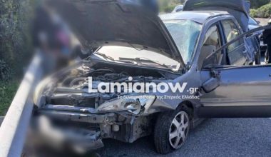 Σφοδρό τροχαίο προς Λαμία: Αυτοκίνητο προσέκρουσε σε προστατευτικές μπάρες – Στο νοσοκομείο μητέρα και γιος (φωτο)