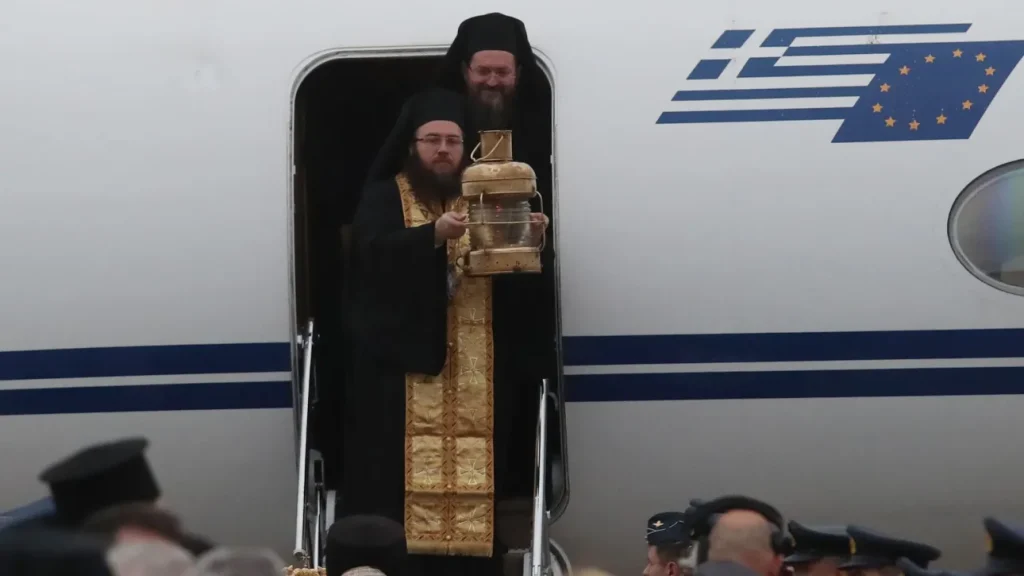 Στο «Ελευθέριος Βενιζέλος» προσγειώθηκε το κρατικό αεροσκάφος που μετέφερε το Άγιο Φως από την Ιερουσαλήμ