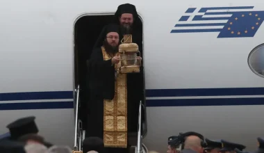 Στο «Ελευθέριος Βενιζέλος» προσγειώθηκε το κρατικό αεροσκάφος που μετέφερε το Άγιο Φως από την Ιερουσαλήμ
