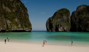 Βίντεο: Ταϊλανδέζα influencer έχασε βλακωδώς την ζωή της – Την «κατάπιε» το κύμα ενώ έκανε reel