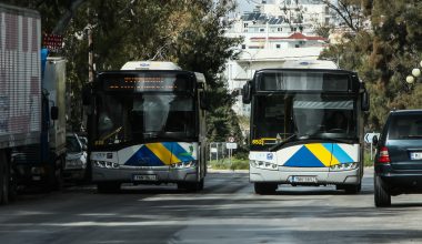 Πειραιάς: Νεαροί «εκτόξευσαν» κροτίδα μέσα σε λεωφορείο – Συνελήφθη 14χρονος