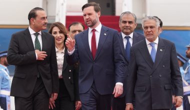 Η διπλή εμφάνιση του στρατηγού Μουνίρ: Με στρατιωτική στολή είδε τους Ιρανούς και με κοστούμι τον Τζέι Ντι Βανς