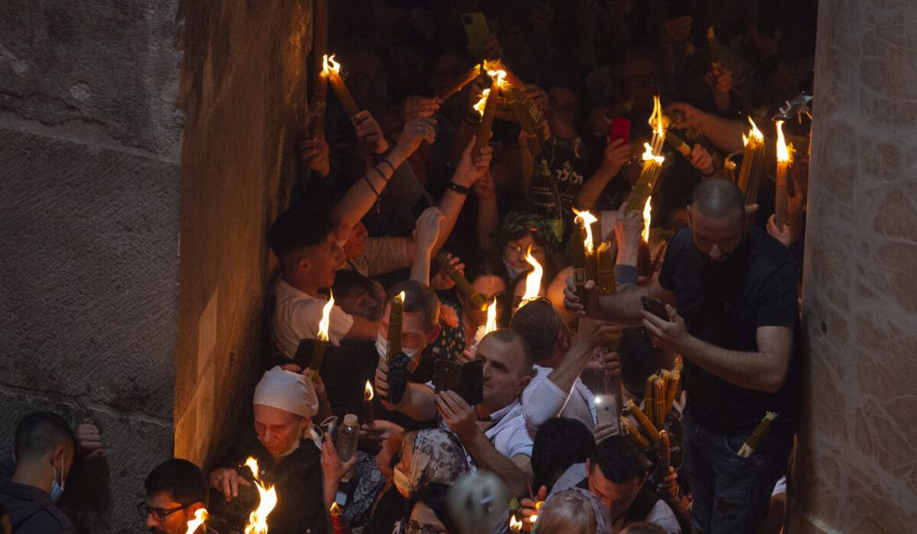 Ιεροσόλυμα: Σε ατμόσφαιρα βαθιάς κατάνυξης ολοκληρώθηκε η τελετή Αφής του Αγίου Φωτός (βίντεο)