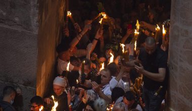 Ιεροσόλυμα: Σε ατμόσφαιρα βαθιάς κατάνυξης ολοκληρώθηκε η τελετή Αφής του Αγίου Φωτός (βίντεο)