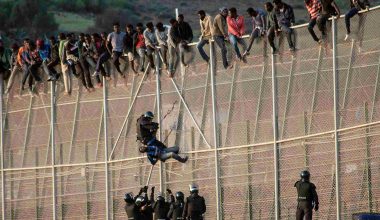 Βίντεο: Εισβολή χιλιάδων παράνομων μεταναστών στην Ισπανία! – Εικόνες που σοκάρουν