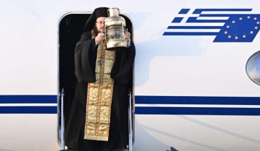 Στις 18:30 θα φτάσει στη χώρα μας το Άγιο Φως: Εστάλη ελληνική αποστολή στα Ιεροσόλυμα για να το παραλάβει
