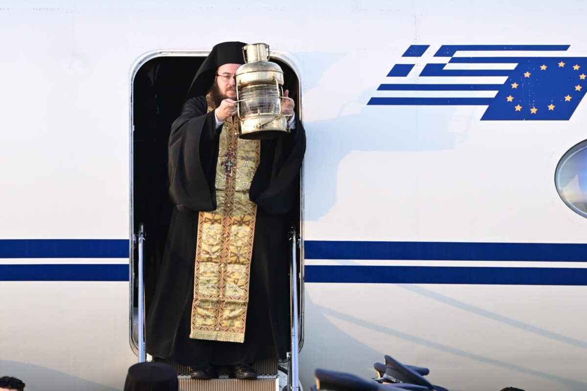 Στις 18:30 θα φτάσει στη χώρα μας το Άγιο Φως: Εστάλη ελληνική αποστολή στα Ιεροσόλυμα για να το παραλάβει