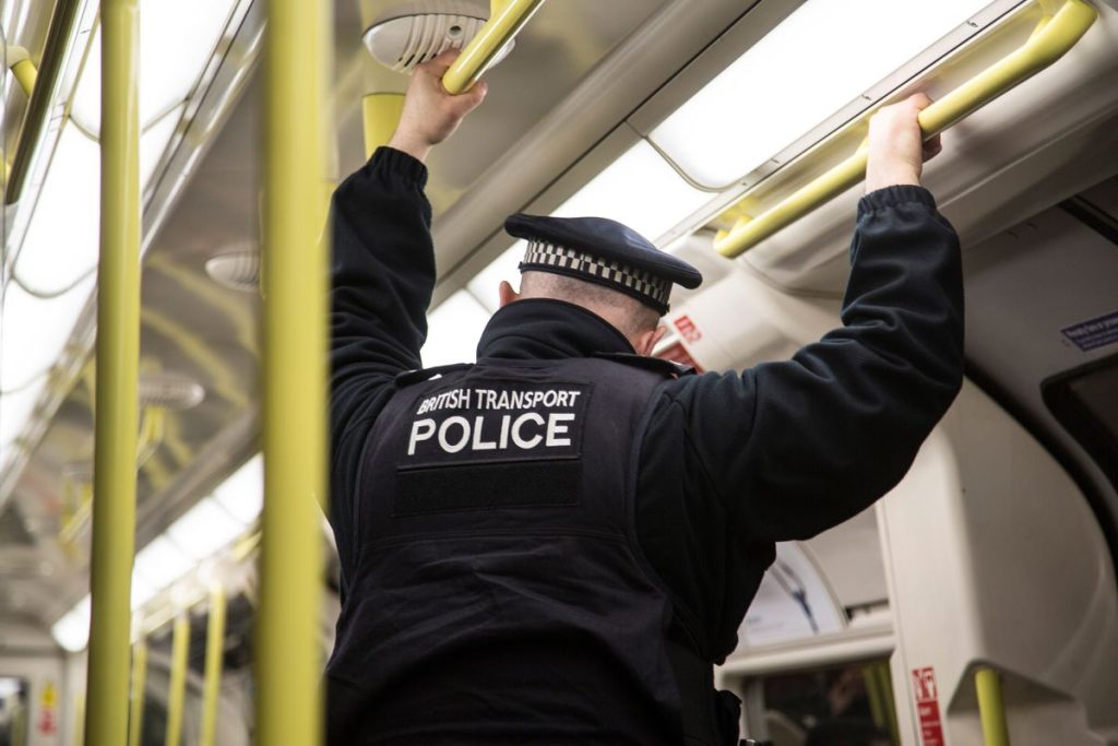 Βίντεο: Παράνομος αλλοδαπός μπαίνει στο τρένο στην Βρετανία και κατεβάζει τα… παντελόνια του