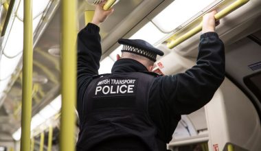 Βίντεο: Παράνομος αλλοδαπός μπαίνει στο τρένο στην Βρετανία και κατεβάζει τα… παντελόνια του