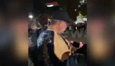 Ντάνιελ Κρεγκ: Στη Γλυφάδα ο διάσημος ηθοποιός – Παρακολούθησε με ευλάβεια την περιφορά του Επιταφίου (βίντεο)