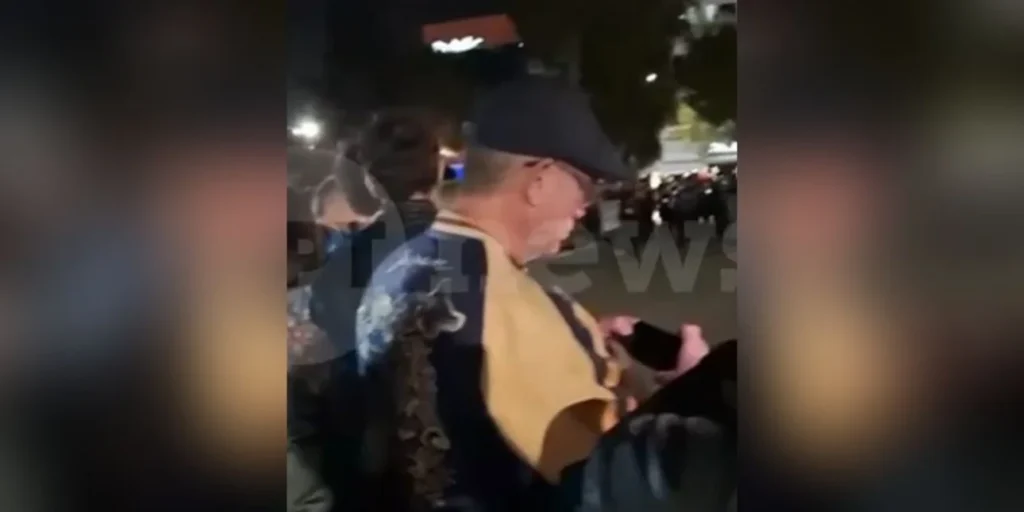 Ντάνιελ Κρεγκ: Στη Γλυφάδα ο διάσημος ηθοποιός – Παρακολούθησε με ευλάβεια την περιφορά του Επιταφίου (βίντεο)