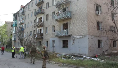 Σαν κομήτης έπεσε ρωσικό Geran-2 σε αποθήκη οπλισμού στο Κραματόρσκ – Ουκρανός πολίτης έμεινε έκπληκτος (βίντεο)