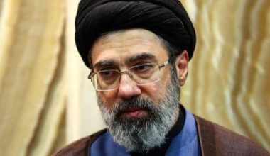 Μοτζτάμπα Χαμενεΐ: Βαριά τραυματισμένος ο ανώτατος ηγέτης του Ιράν – «Μυστήριο» με την ανάρρωσή του