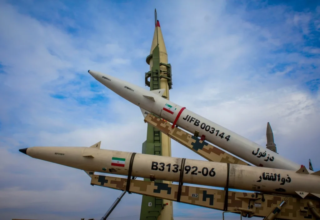 Αμερικανικές υπηρεσίες πληροφοριών: «Το Ιράν είναι αποδυναμωμένο όχι ηττημένο – Διαθέτει ακόμα χιλιάδες πυραύλους»