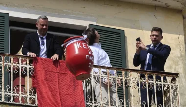 Κέρκυρα: Γυναίκα τραυματίστηκε κατά το έθιμο των «Μπότιδων» – Έπεσε το κανάτι επάνω στο κεφάλι της