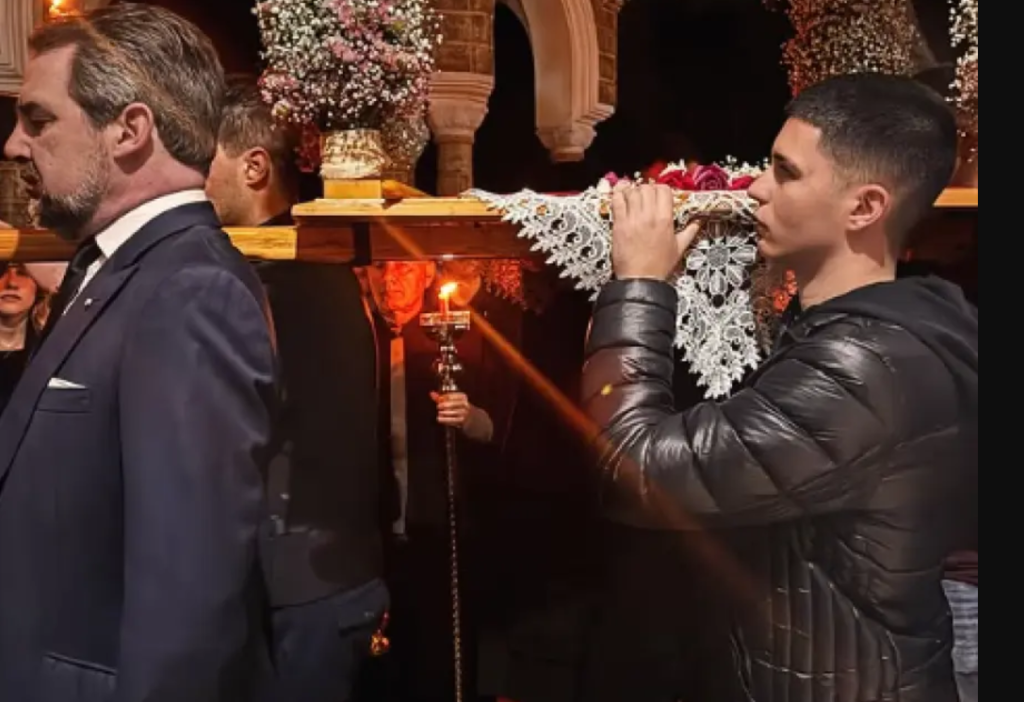 Ο Νικόλαος Ντε Γκρες σήκωσε τον Επιτάφιο μαζί με τους γιους του Γιώργου Τσαλίκη (βίντεο)