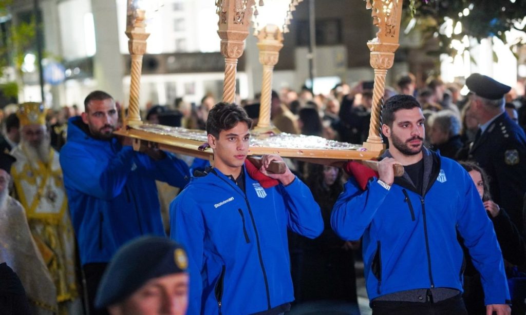 Οι παίκτες της εθνικής ομάδας πόλο σήκωσαν τον Επιτάφιο στην Αλεξανδρούπολη – Δείτε φωτογραφίες